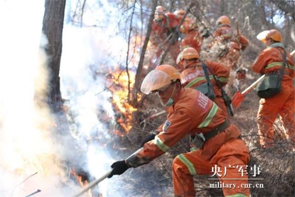 山西临汾发生山火 600余人扑救